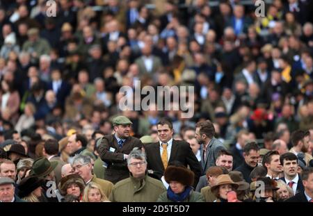 Les fans de course regardent pendant la Gold Cup Day of the 2017 Cheltenham Festival Banque D'Images