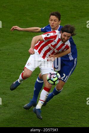 Nemanja Matic de Chelsea et Joe Allen de Stoke City Banque D'Images