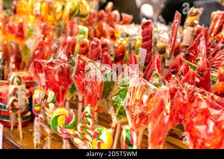 Des sucettes multicolores sont vendues sur le marché de Noël. Gros plan sur les bonbons Banque D'Images