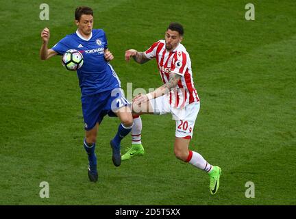 Geoff Cameron de la ville de Stoke et Nemanja Matic de Chelsea (à gauche) Banque D'Images