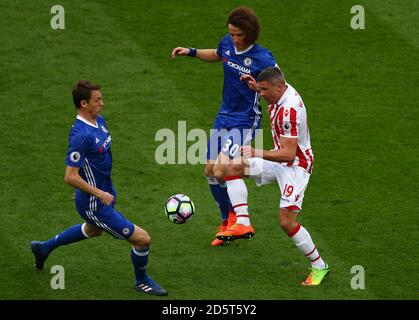 Jonathan Walters (à droite) de Stoke City et Nemanja Matic (à gauche) de Chelsea Et David Luiz Banque D'Images