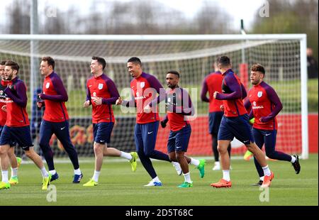 Adam Lallana (à gauche), Phil Jones (deuxième à gauche), Michael Keane (troisième à gauche), Chris Smalling (au centre), Jermain Defoe (troisième à droite) et Alex Oxlade-Chamberlain (à droite) Banque D'Images