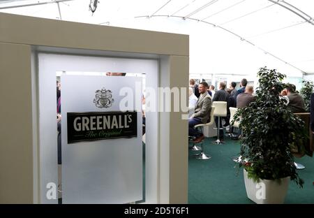 Une vue générale des Greenalls, de la marque et de la signalisation du Grand Esprit britannique lors de la St Patrick's Day of the Cheltenham Festival 2017 Banque D'Images