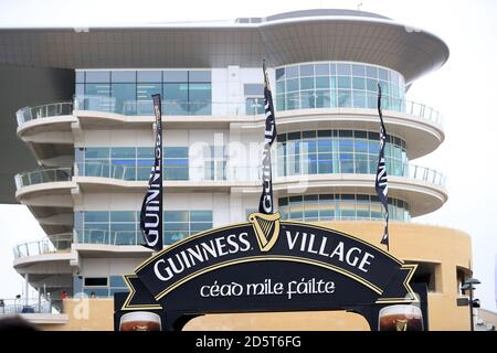 Une vue générale de la marque Guinness et de la signalisation pendant St Patrick's Day of the 2017 Cheltenham Festival Banque D'Images