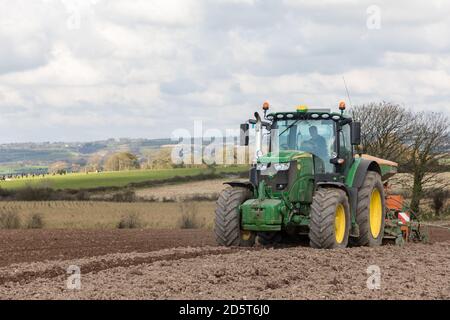 Agamartha, Carrigaline, Cork, Irlande. 14 octobre. Entrepreneur Lyndon Smith semis de blé d'hiver sur la ferme de John Griffin dans la commune d'Agamartha à l'extérieur de Carrigaline, Co. Cork, Irlande. - crédit; David Creedon / Alamy Live News Banque D'Images