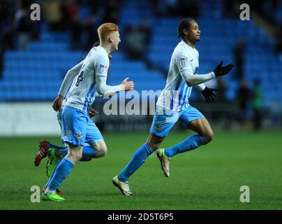 Kwame Thomas de Coventry City célèbre le deuxième but de son camp du jeu Banque D'Images