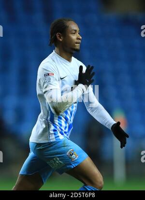 Kwame Thomas de Coventry City célèbre le deuxième but de son camp du jeu Banque D'Images