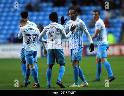 Kwame Thomas (à droite) de Coventry City célèbre la deuxième fois de son côté But du jeu avec le coéquipier Gael Bigirimana Banque D'Images