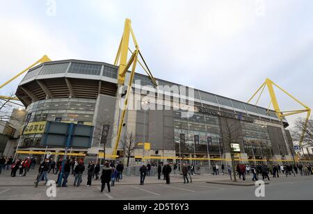 Fans devant le signal Iduna Park avant le match Banque D'Images