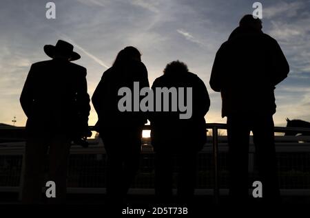 Les Racegoers regardent les chevaux dans l'anneau de parade pendant le premier jour Du Festival Cheltenham 2017 Banque D'Images