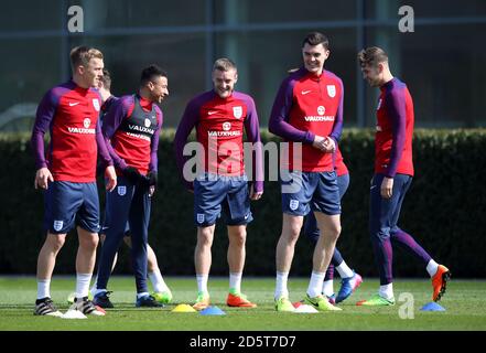 James Ward-Prowse, Jesse Lingard, Jamie Vardy, Michael Keane et John Stones d'Angleterre (gauche-droite) pendant leur entraînement au terrain d'entraînement d'Enfield, Londres Banque D'Images