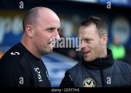 Paul Cook, directeur de Portsmouth, (à gauche) discute avec Michael Flynn, directeur du comté de Newport, (à droite) avant le match Banque D'Images