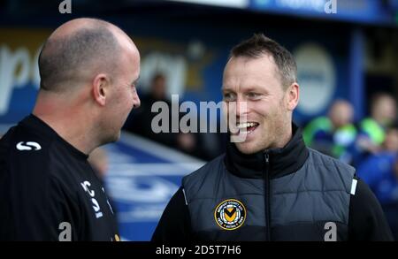 Michael Flynn, directeur du comté de Newport (à droite), a rigolé avec Paul Cook, directeur de Portsmouth avant le début du match Banque D'Images