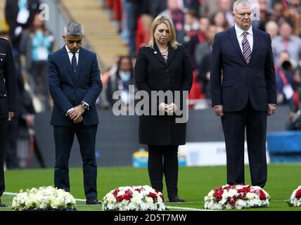 Le maire de Londres, Sadiq Khan (à gauche), avec la secrétaire d'État à la Culture, aux médias et aux Sports, Karen Bradley, et le président de la FA, Greg Clarke, ont déposé des couronnes avant le match à la mémoire des victimes et des blessés des attentats terroristes des dernières semaines à l'extérieur de Westminster Banque D'Images