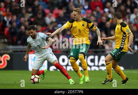 Kyle Walker (à gauche), en action avec Deividas Matulevicius, en Lituanie (Centre) et Mindaugas Grigaricius Banque D'Images