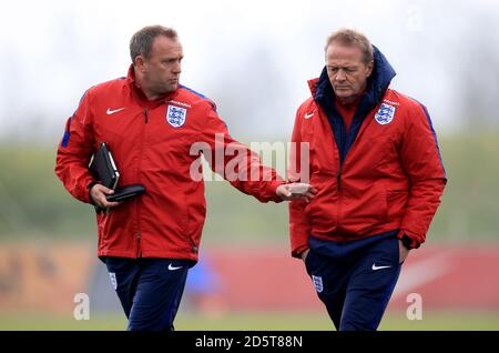 Mark Robson (à gauche) et Keith Downing (à droite), entraîneur de l'U19 d'Angleterre Banque D'Images