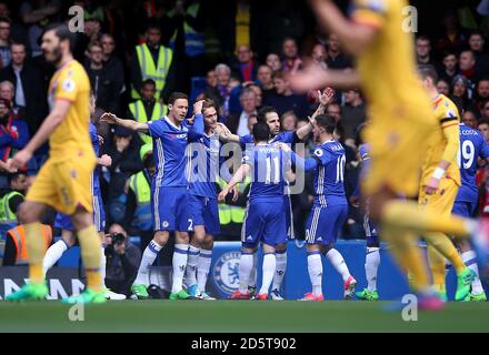 Cesc Fabregas de Chelsea (au centre à droite) célèbre l'objectif d'ouverture avec ses coéquipiers Banque D'Images