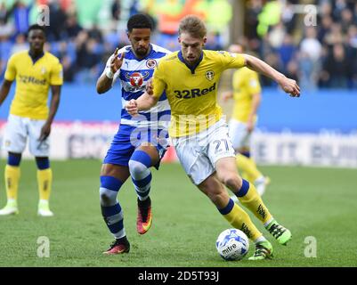 Pour la bataille de Reading, Garath McCleary et Charlie Taylor de Leeds United la balle Banque D'Images