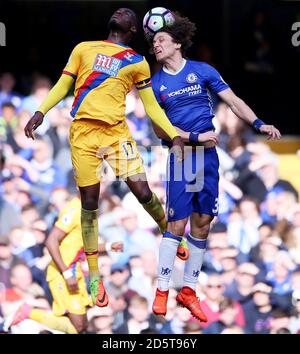 David Luiz de Chelsea et Christian Benteke (à gauche) de Crystal Palace pour le ballon Banque D'Images