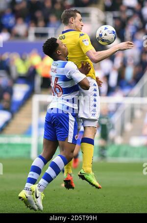 Liam Moore de Reading et Chris Wood de Leeds United en action Banque D'Images