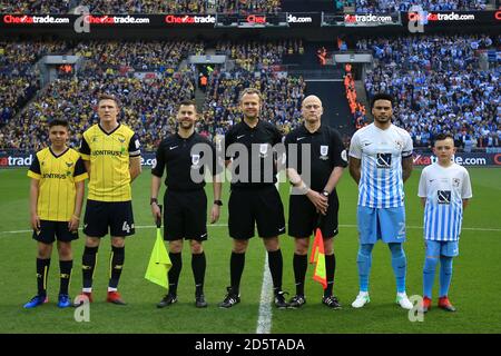 Les capitaines de Coventry City et d'Oxford United s'alignent avec le match officiels et mascottes avant le début du match Banque D'Images