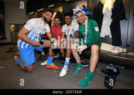 Le Jordan Turnbull de Coventry City, le Jordan Willis de Coventry City et le gardien de but Lee Burge de Coventry City célèbrent dans le vestiaire Banque D'Images