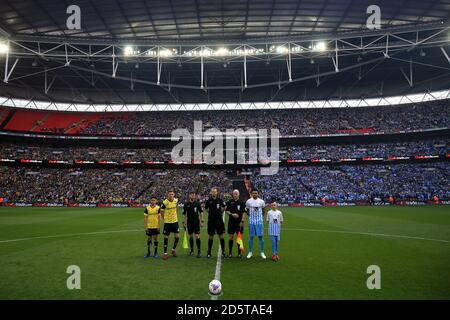 Les capitaines de Coventry City et d'Oxford United s'alignent avec le match officiels et mascottes avant le début du match Banque D'Images