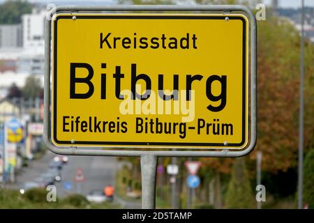 Bitburg, Allemagne. 14 octobre 2020. Un lieu-nom signe de la ville de Bitburg dans le quartier d'Eifel Bitburg-Prüm. Le district est l'un des districts actuellement les plus touchés par la maladie de Covid-19 au niveau national au cours des derniers jours. Credit: Harald Tittel/dpa/Alay Live News Banque D'Images