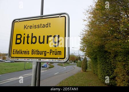 Bitburg, Allemagne. 14 octobre 2020. Un lieu-nom signe de la ville de Bitburg dans le quartier d'Eifel Bitburg-Prüm. Le district est l'un des districts actuellement les plus touchés par la maladie de Covid-19 au niveau national au cours des derniers jours. Credit: Harald Tittel/dpa/Alay Live News Banque D'Images