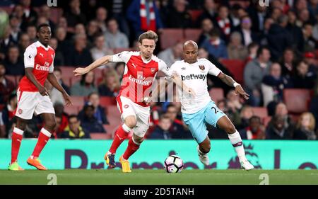 Nacho Monreal d'Arsenal (à gauche) et Andre Ayew de West Ham United (à droite) lutte pour le ballon Banque D'Images