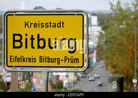 Bitburg, Allemagne. 14 octobre 2020. Un lieu-nom signe de la ville de Bitburg dans le quartier d'Eifel Bitburg-Prüm. Le district est l'un des districts actuellement les plus touchés par la maladie de Covid-19 au niveau national au cours des derniers jours. Credit: Harald Tittel/dpa/Alay Live News Banque D'Images