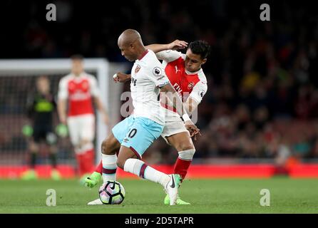 Andre Ayew (à gauche) de West Ham United et Alexis Sanchez d'Arsenal (à droite) lutte pour le ballon Banque D'Images