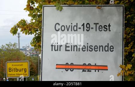 Bitburg, Allemagne. 14 octobre 2020. Un panneau de test Covid-19 devant le signe de la ville de Bitburg dans le district d'Eifel Bitburg-Prüm le district est l'un des districts actuellement les plus touchés à l'échelle nationale avec les maladies Covid-19 au cours des derniers jours. Credit: Harald Tittel/dpa/Alay Live News Banque D'Images