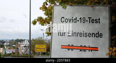Bitburg, Allemagne. 14 octobre 2020. Un panneau d'essai Covid-19 en face du panneau de la ville de Bitburg dans le quartier d'Eifel Bitburg-Prüm. Le district est l'un des districts actuellement les plus touchés à l'échelle nationale avec les maladies Covid-19 au cours des derniers jours. Credit: Harald Tittel/dpa/Alay Live News Banque D'Images