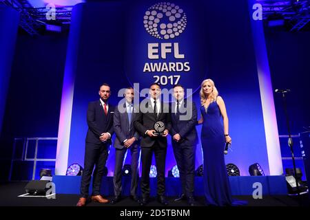 Anthony Knockaert, de Brighton et Hove Albion (au centre), a reçu le prix du joueur de championnat de la saison Sky Bet lors des récompenses EFL au London Hilton, Park Lane. Banque D'Images