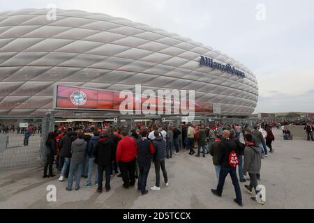 Une vue d'ensemble des fans qui se rendent chez Allianz Arena avant le match Banque D'Images