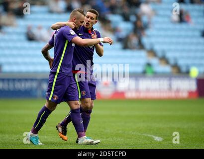 Patrick Bauer, de Charlton Athletic, célèbre le premier but de son équipe Du match avec Jason Pearce, coéquipier Charlton Athletic (à droite) Banque D'Images