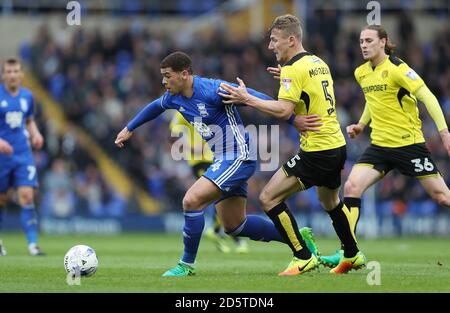 Che Adams de Birmingham City et Kyle McFadzean de Burton Albion Banque D'Images