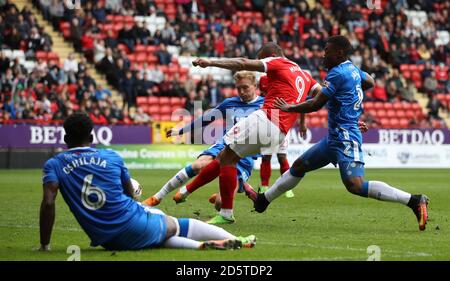 Josh Magennis, de Charlton Athletic, marque le troisième but de son camp le jeu Banque D'Images