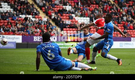 Josh Magennis, de Charlton Athletic, marque le troisième but de son camp le jeu Banque D'Images