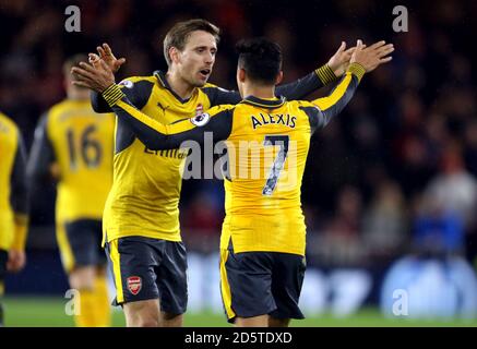 Alexis Sanchez d'Arsenal célèbre le premier but de son camp Le jeu avec Nacho Monreal (à gauche) Banque D'Images