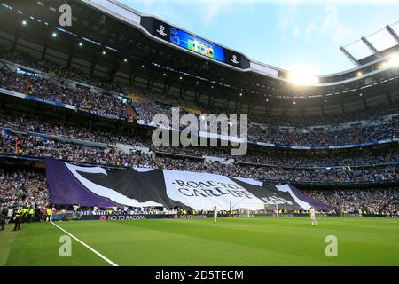 Les fans des stands ont une route vers Cardiff Bannière Banque D'Images