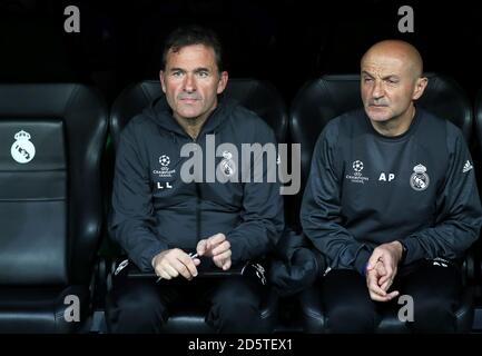 Luis Llopis (à gauche), entraîneur de gardien de but du Real Madrid et entraîneur de fitness Antonio Pintus dans le dugout Banque D'Images