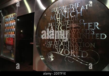 Une vue générale d'une plaque commémorant le 50e Anniversaire de la catastrophe aérienne de Munich à Old Trafford Banque D'Images