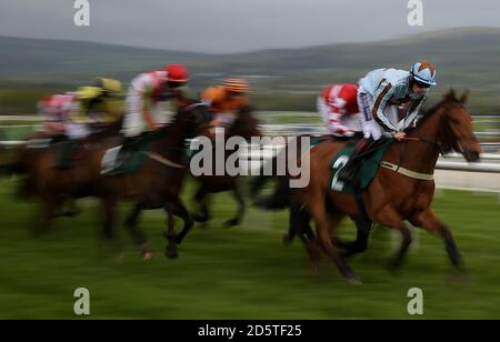 Le jockey Sam Twiston-Davies (au centre) qui débarque son cheval Duke Street Le Kingston Stud soutient la course IJF handicap Hhurdle 4.20pm Lors de la réunion d'avril à l'hippodrome de Cheltenham Banque D'Images