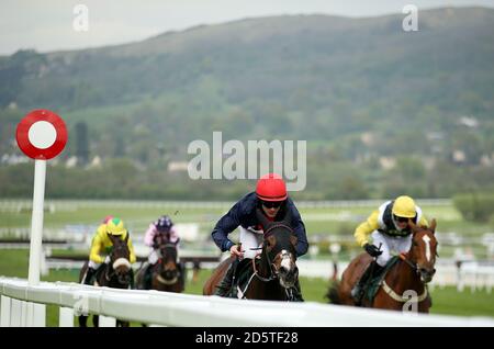 Jockey Jeremiah McGrath en riant son cheval Melangerie pour gagner le Spreadex Sports Betting Mares's Standard Open National Hunt Flat Race 17h30 lors de la réunion d'avril à l'hippodrome de Cheltenham Banque D'Images