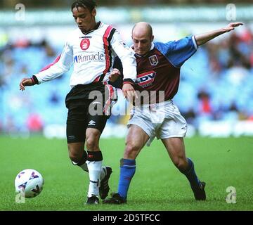 Alan Wright, d'Aston Villa, combat pour le bal avec Nottingham Matthieu Louis Jean de la forêt Banque D'Images