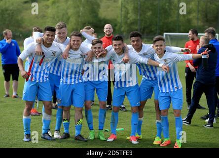 La Reece Ford, Lewis Green, Dan Smith, Chris Camwell, Kyle Finn, Jordon Thompson et Billy Stedman de Coventry City célèbrent la victoire lors de la semi-finale de la partie finale de la Ligue de développement Premier. Banque D'Images