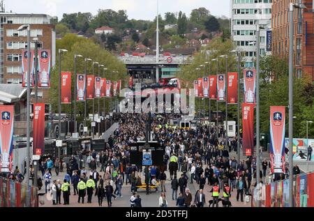 Une vue générale des fans qui se rendent à Wembley Stade avant le match Banque D'Images