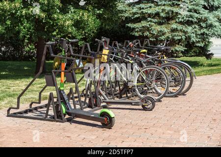 07 01 2020 Moscou, Russie. Parking pour vélos et scooters électriques à louer dans le centre de Moscou. Banque D'Images